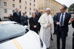 Bán đấu giá siêu xe Lamborghini Huracan của Giáo hoàng Francis