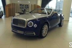 Bentley Grand Convertible mới được trưng bày tại Dubai cùng các mẫu xe cao cấp khác