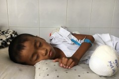 Cậu bé tay dính ngón kỳ dị sắp chạm ước mơ đến lớp