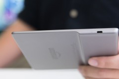 Kindle Oasis 2017: pin siêu trâu, thiết kế kim loại, màn hình lớn và sử dụng được khi tắm.