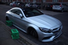 Mercedes-AMG C63S Coupe đời mới bị trộm cả 4 bánh xe