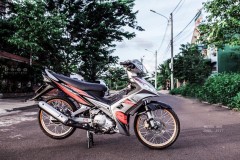 Exciter 135 độ kiểng nhẹ khoe dáng giữa bãi cỏ