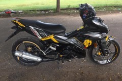 Exciter 150 độ cứng cáp và bí hiểm với bình dầu trên dàn chân trước