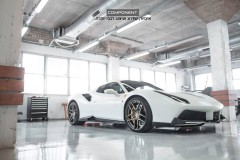 Siêu mẫu mui trần Ferrari 488 Spider bớt đơn điệu với gói bodykit sợi carbon