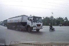 Hãi hùng xe chở xăng sân bay vượt đèn đỏ suýt cán xe máy ở Hà Nội