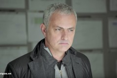 HLV José Mourinho bất ngờ xuất hiện tại nhà máy sản xuất xe Jaguar