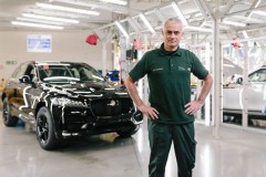 HLV MU Jose Mourinho xem “thai nghén” chiếc Jaguar F-Pace của mình