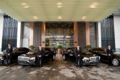 InterContinental Hanoi Landmark72 tậu loạt 4 xe E200 thế hệ mới gần 10 tỷ đón khách
