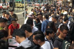 Ở Hong Kong, hãy mua iPhone X như mua rau ngoài chợ!