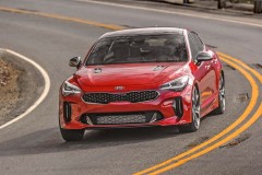 Kia Stinger GT 2018 rẻ hơn 250 triệu VNĐ so với đối thủ BMW 4-Series Gran Coupe
