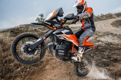 KTM 790 Duke xứng đáng làm người kế nhiệm cho 690 Duke