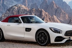 Mercedes-AMG GT Roadster về Việt Nam có ngoại thất màu trắng và mui mềm màu đỏ