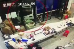 Một giây bất cẩn, tài xế xe tải trả giá đắt