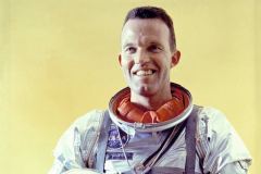 Phi hành gia NASA kể lại trải nghiệm UFO hạ cánh xuống bãi đáp phi cơ, êm ru không gây tiếng động nào