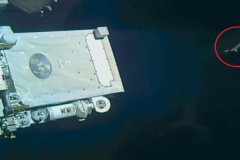 Phi thuyền ngoài hành tinh lọt camera trạm vũ trụ quốc tế, NASA cắt cảnh quay để che giấu?