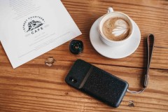Ốp lưng Photo Case và Battery Photo Case hỗ trợ gắn các ống kính của Moment