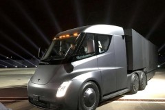 Tesla ra mắt 2 dòng xe hoàn toàn mới là xe tải Tesla Semi và xe thể thao Roadster
