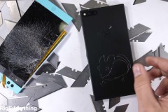 "Chuyên gia đập phá" JerryRigEverything thử nghiệm độ bền của Razer Phone