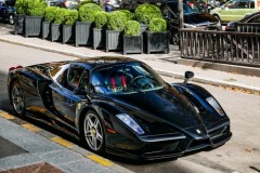 Siêu xe hàng hiếm Ferrari Enzo đen bóng được phát hiện tại Paris