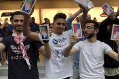 Gần 500 người xếp hàng tại Apple Store đầu tiên bán iPhone X