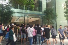 Hàng trăm người tập trung tại Apple Store Singapore trước giờ mở bán iPhone X