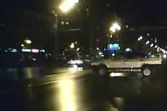 Sedan mất lái quay tròn trên đường như "cỗ máy xay" khiến người đi đường khiếp sợ