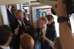 Tổng thống Trump phát trực tiếp cảnh đặt chân xuống Hà Nội