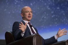 Tỷ phú Amazon: "Con người cần lên vũ trụ để bảo vệ Trái đất"