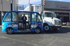 Xe buýt tự lái gặp nạn trong ngày đầu thử nghiệm do lỗi của con người