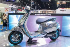 Soi chi tiết hình ảnh Vespa Elettrica với lớp sơn Chrome bóng bẩy.