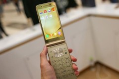 Xuất hiện video trên tay smartphone nắp gập Samsung W2018, không còn jack 3.5mm