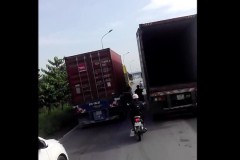 TP.HCM: Tranh cãi lý do 2 container kè nhau bằng tốc độ “rùa bò”