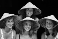 Về đây nghe em, về đây mặc áo the, đi guốc mộc: Duyên quê in trên nón lá, vành vạnh mười sáu vòng son…( P.1 )