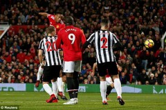Video, kết quả bóng đá MU - Newcastle: Pogba ghi dấu ấn, Mourinho thở phào