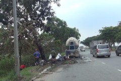 Xe bồn tông cây xanh ven đường, tài xế tử vong trong cabin cháy rụi