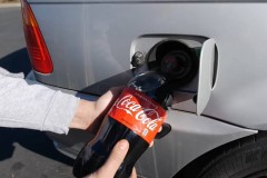 Chuyện gì xảy ra nếu đổ Coca-Cola vào bình xăng ô tô?