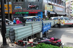 Cuối năm, xe ba bánh “lộng hành” trên phố