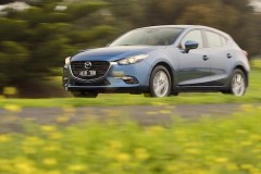 Giá lăn bánh Mazda3 năm 2018 dao động từ 718 triệu tới 855 triệu đồng