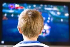 Giải mã câu nói khiến đứa trẻ nào cũng bị ám ảnh: Ngồi gần xem TV hỏng mắt!