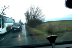 Hai cú vượt liên tiếp lấn hết đường của làn xe ngược chiều