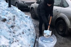 Kỳ lạ hiện tượng tuyết có màu xanh ở Nga