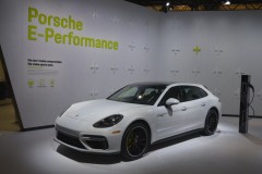 Porsche Panamera Turbo S E-Hybrid Sport Turismo hạ lốp tại LA 2017