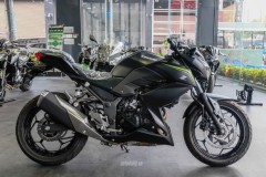 Cận cảnh Kawasaki Z300 ABS 2018 màu đen bóng và xám xanh tại Việt Nam
