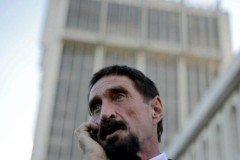 Điện thoại và tài khoản Twitter của John McAfee đã bị tin tặc đột nhập