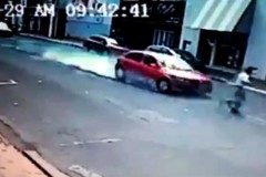 Ô tô phanh cháy lốp không tránh được người đàn ông