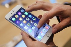 Tại sao đeo găng tay thì lại không dùng được smartphone?