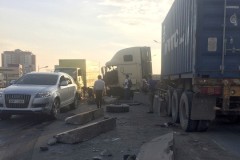 Xe đầu kéo 'đại náo' cầu vượt, giao thông cửa ngõ TP Hồ Chí Minh kẹt cứng