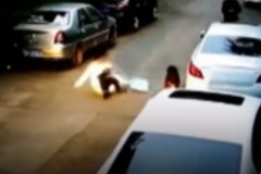 10 clip 'nóng': Cô gái thất kinh vì bị lợn rừng tấn công giữa phố