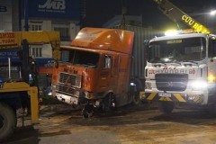 Bốn người thoát chết chui khỏi ô tô