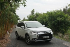 Mitsubishi Outlander CKD chỉ còn 808 triệu, CX-5 lo mất thị phần